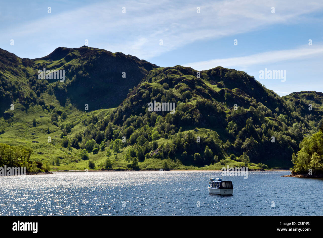 El hermoso Loch Katrine y onduladas montañas parte del Loch Lomond y Trossachs national park, de Stirling, Escocia Foto de stock