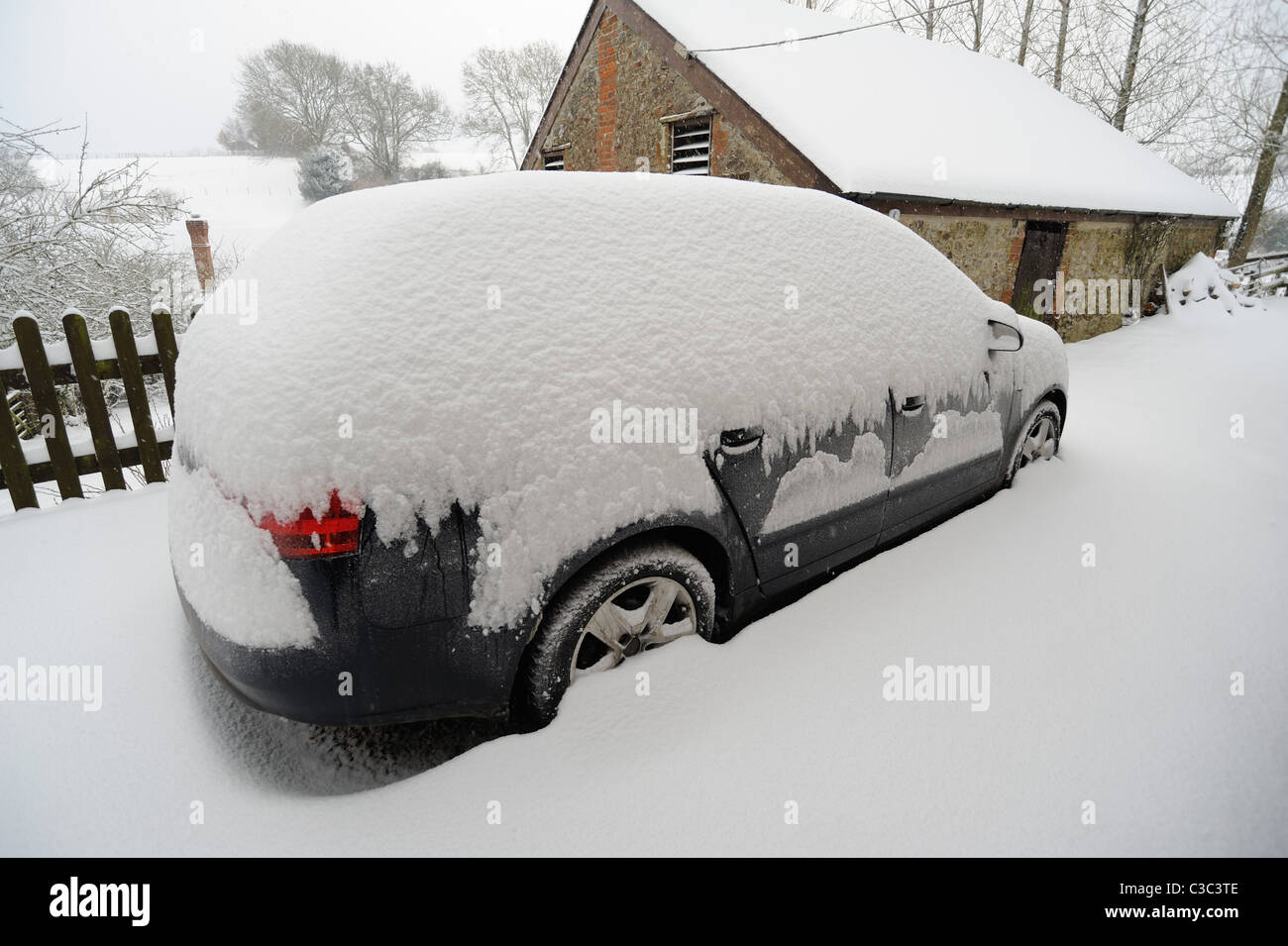 Excepcionalmente pesada nieve en un coche en East Devon, Invierno 2010 Foto de stock