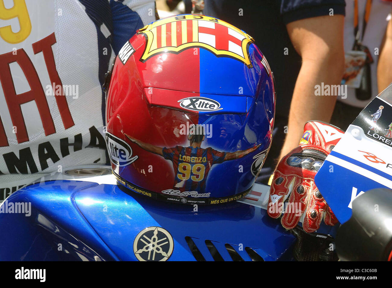 MotoGP Jorge Lorenzo piloto de Yamaha de España posa su nuevo casco decorado con el sello del Fútbol Club Barcelona por delante Fotografía de - Alamy