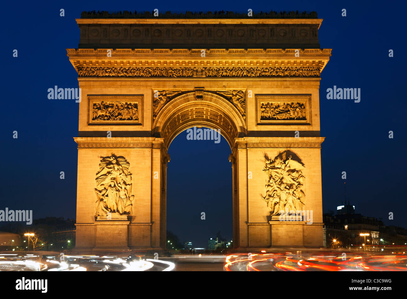 Arco del Triunfo en la noche (Arc de Triomphe), París, Francia Foto de stock