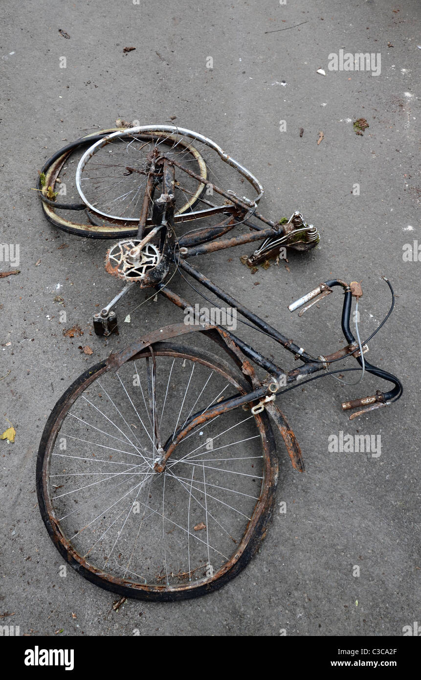 Una vieja bicicleta oxidada abandonado en la calle Fotografía de stock -  Alamy