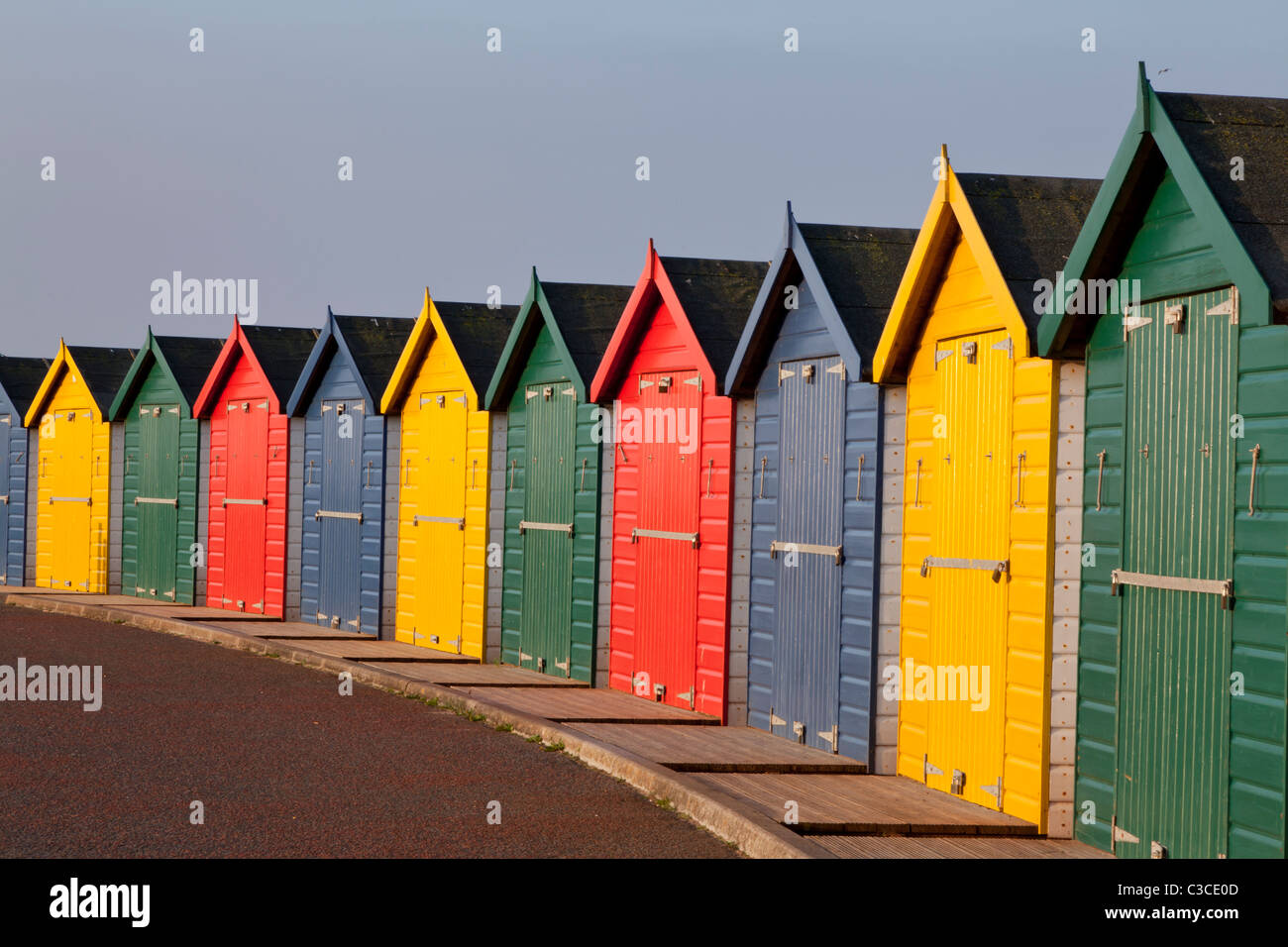 Arco de coloridas casetas de playa en Dawlish Warren, Devon Foto de stock