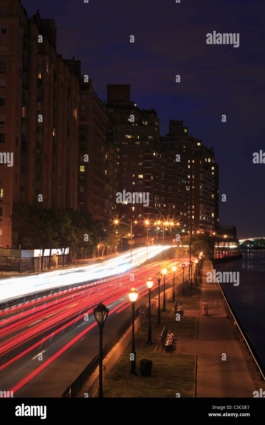 Tráfico por la noche, el FDR Drive, el Upper East Side, Manhattan, Ciudad de Nueva York, EE.UU. Foto de stock
