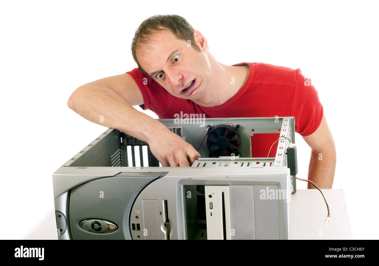 Mano de reparador profesional sosteniendo un cepillo de limpieza dentro de  la antigua computadora personal. El concepto de mantenimiento y limpieza de  PC, vista cercana Fotografía de stock - Alamy