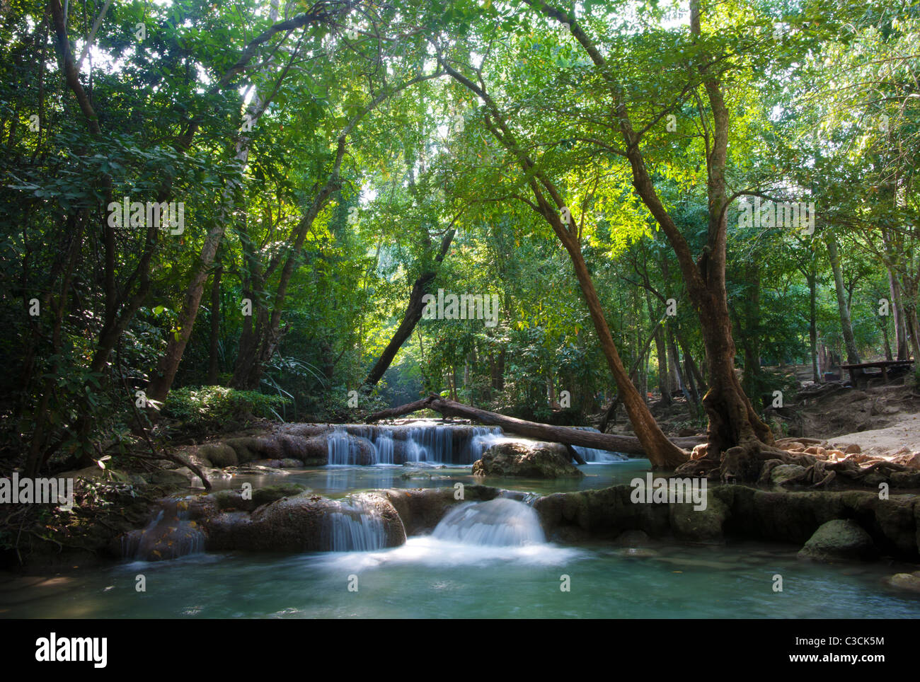 Hermosa Cascada Cascadas de erawan kanachanburi Tailandia Foto de stock