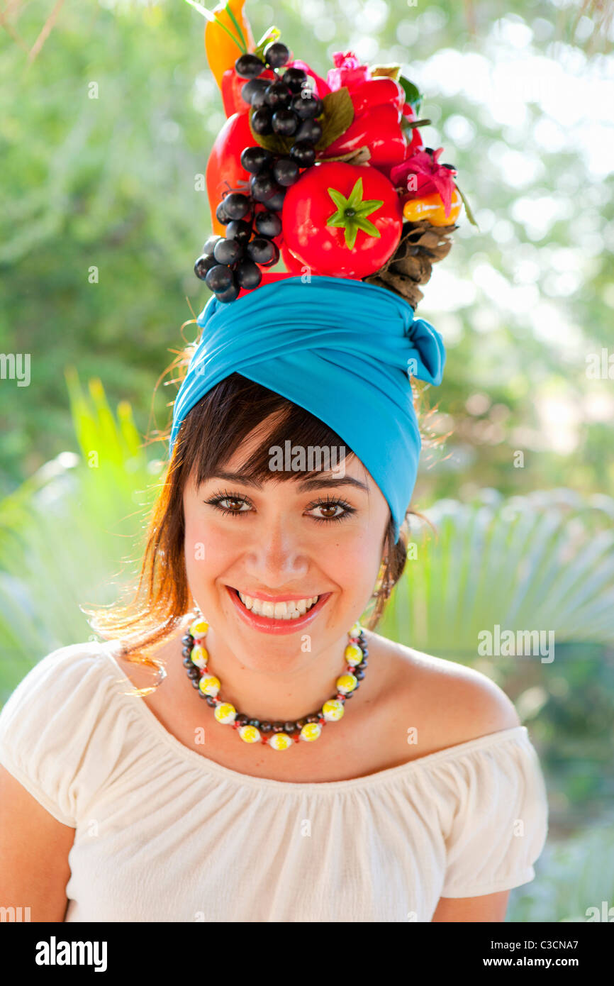 Mujer joven llevar sombrero de frutas Fotografía de stock - Alamy