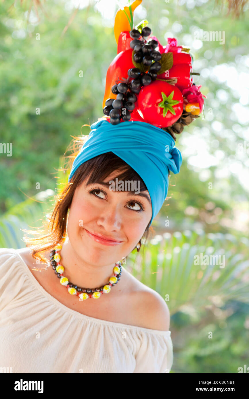 Mujer joven sombrero de frutas Fotografía stock - Alamy