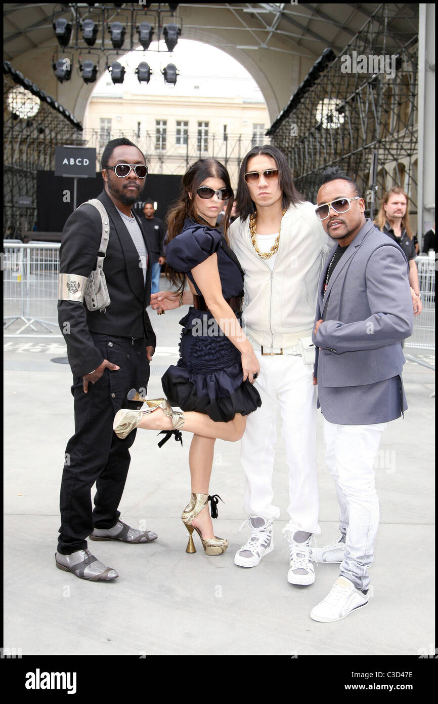 Estoy aka Stacy Ferguson, Fergie, Taboo y Apl.de.Ap de Black Eyed Peas en  París la semana de la moda de ropa de hombre - Louis Vuitton Fotografía de  stock - Alamy