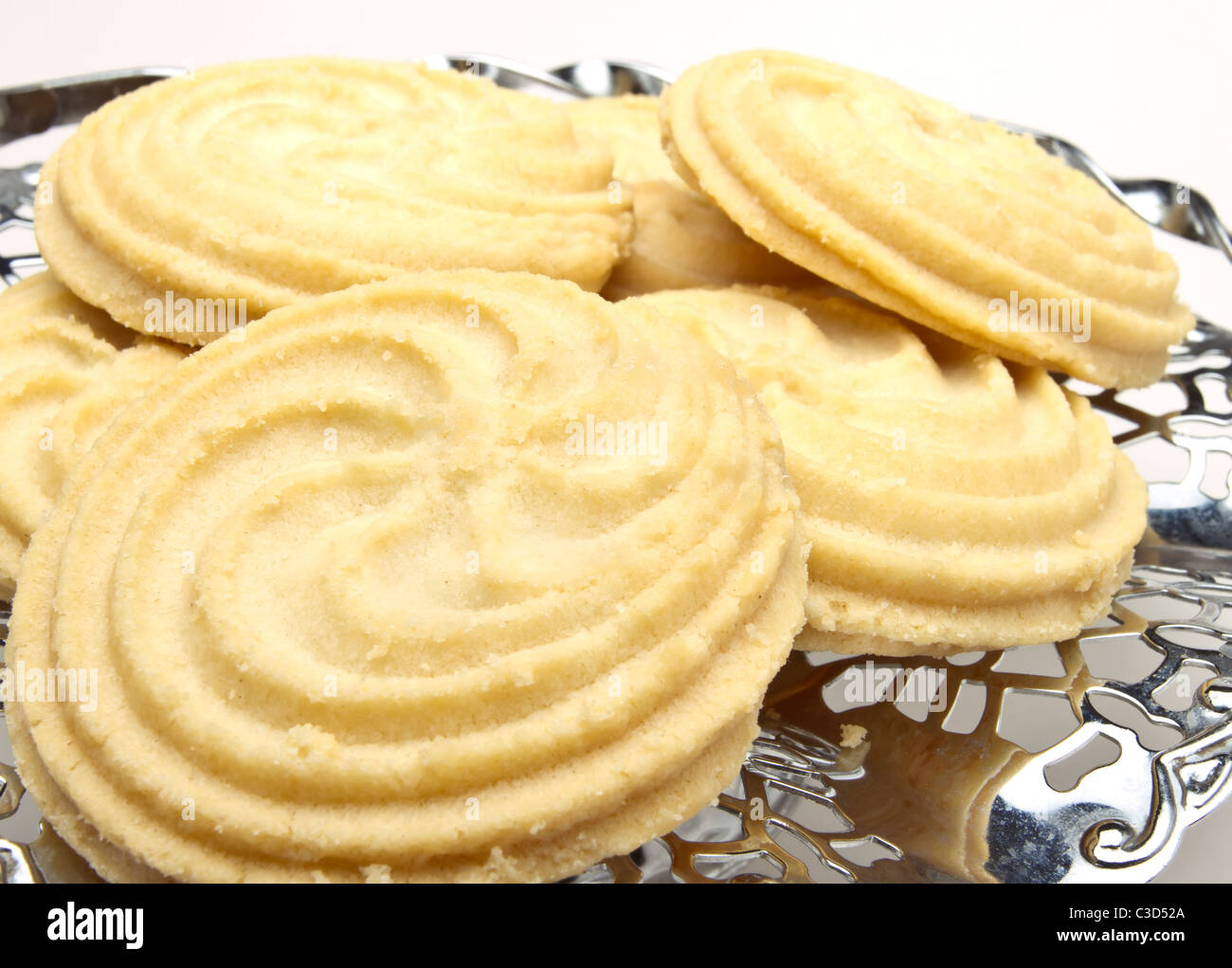 Cerca de swirl vienés galletas en metal plateado cake stand. Foto de stock