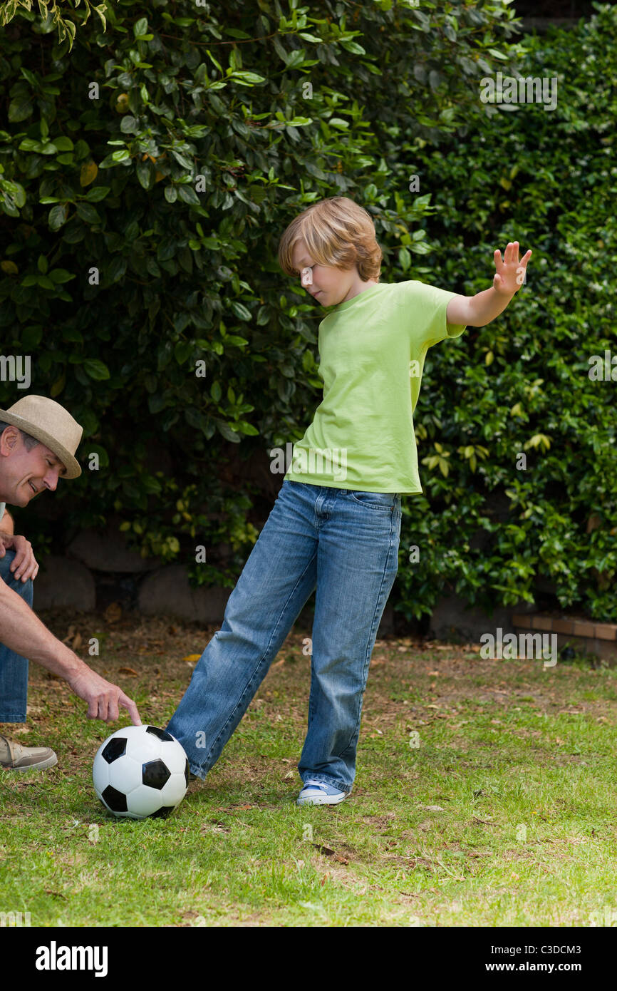 El abuelo y su nieto jugando al fútbol Fotografía de stock - Alamy