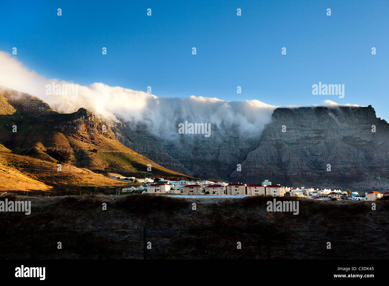 Nubes sobre la montaña de la Mesa formando lo que se conoce como el "Mantel". Cape Town. Sudáfrica. Foto de stock