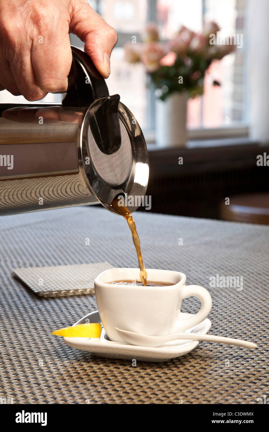 https://c8.alamy.com/compes/c3dwmx/estufa-cafetera-espresso-verter-en-la-cubeta-c3dwmx.jpg