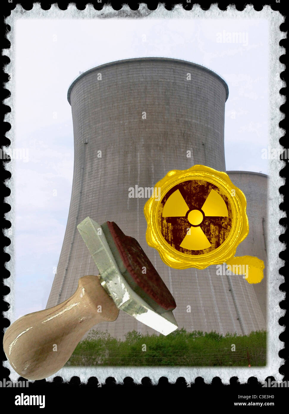 Torres de refrigeración de la Central Nuclear con el símbolo de alerta de radiación, Chiksugur, Karnataka, India Foto de stock