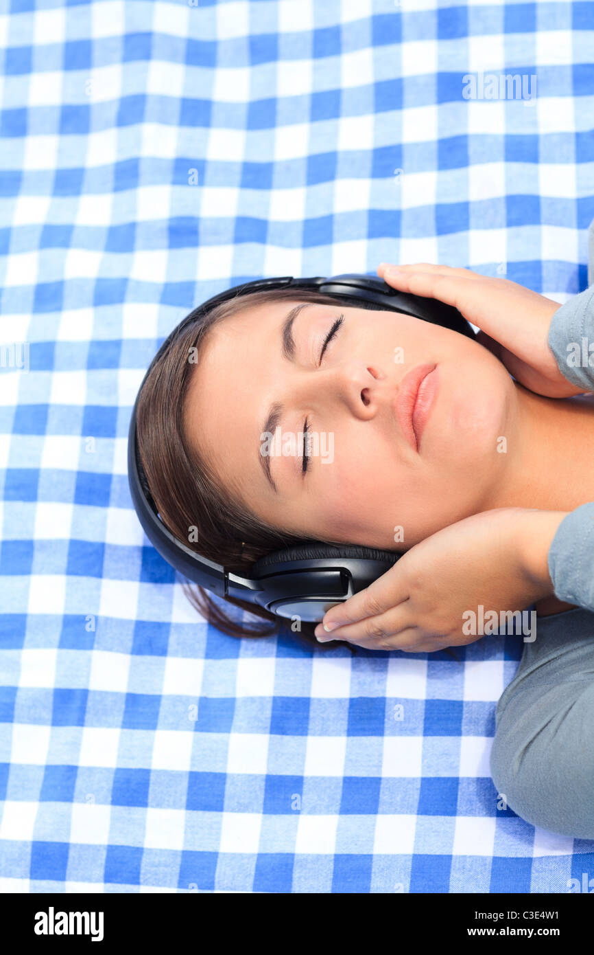 Mujer escuchando un poco de música en el parque Foto de stock