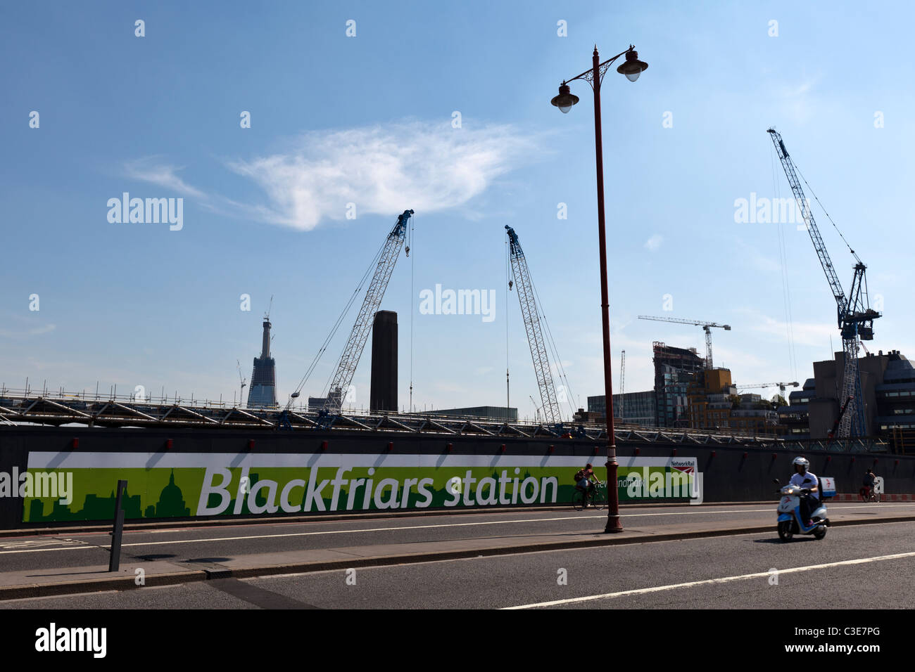 La construcción de la nueva estación de Blackfriars Bridge Bridge, con el casco y la Galería Tate Modern en el fondo, Londres, Reino Unido. Foto de stock