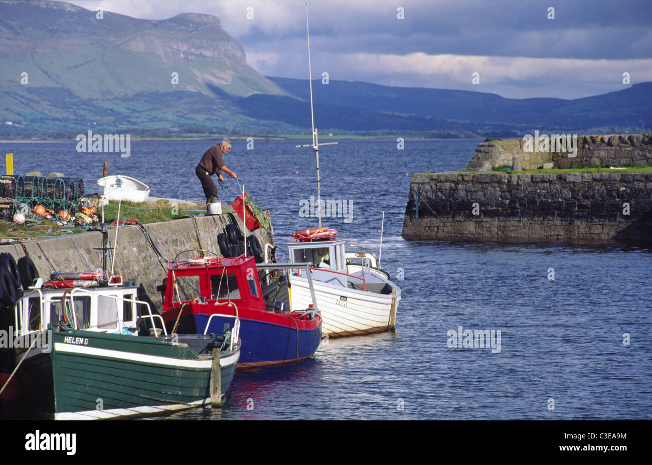 Pescador la descarga en puerto Raghly, condado de Sligo, Irlanda. Foto de stock