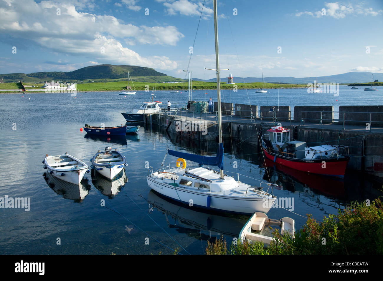 Los barcos en el puerto de Rosses Point, en el condado de Sligo, Irlanda Foto de stock
