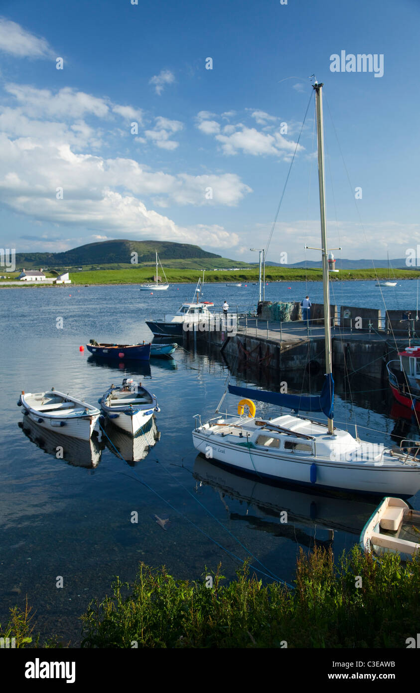 Los barcos en el puerto de Rosses Point, en el condado de Sligo, Irlanda Foto de stock