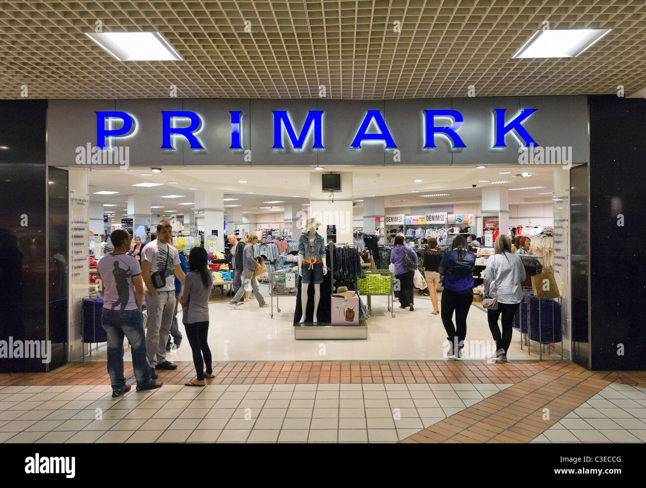 Primark tienda en el centro comercial las cabalgatas, Wakefield, West Yorkshire, Reino Unido Foto de stock