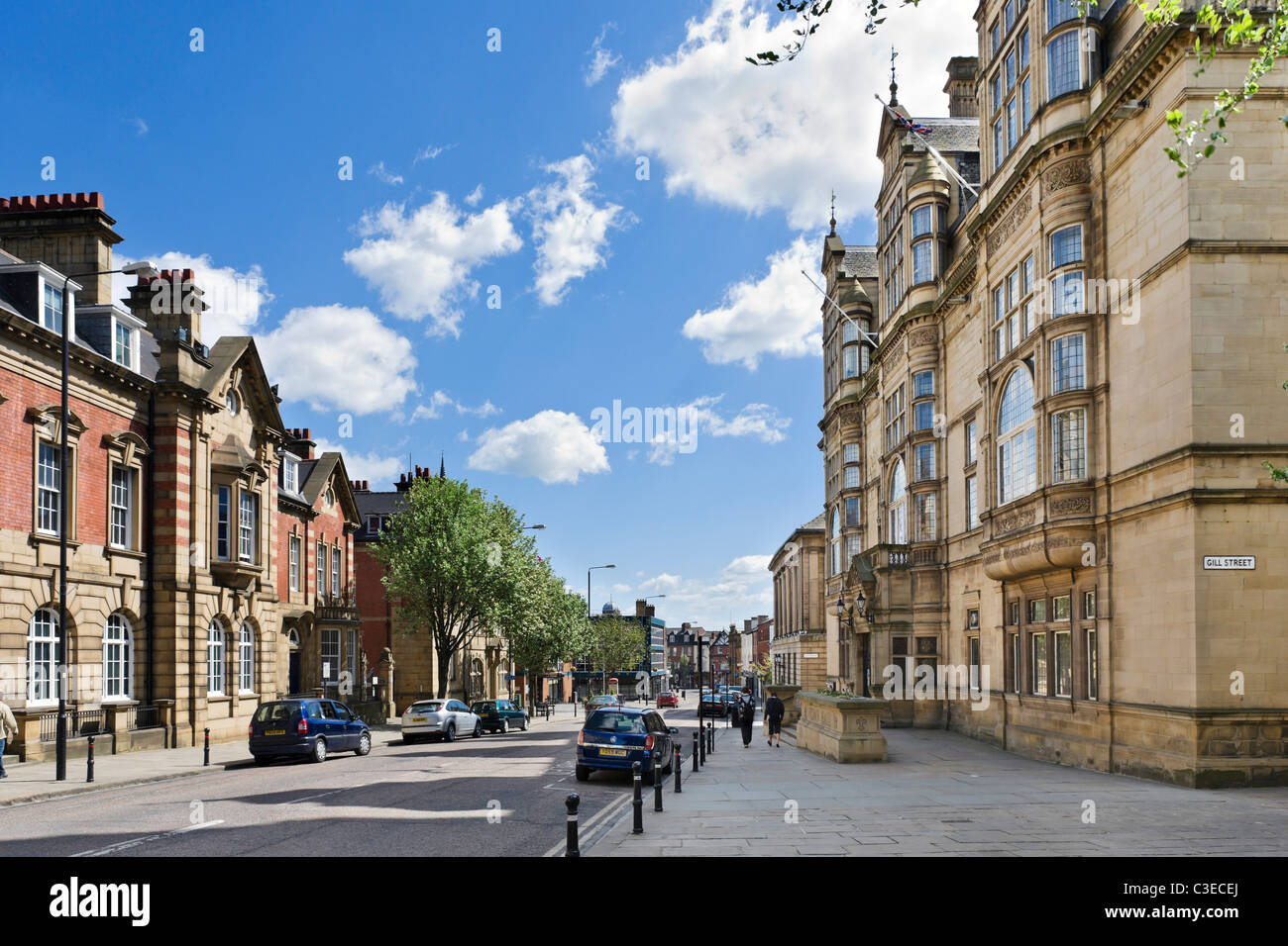 Ver abajo de la calle de la madera con el Ayuntamiento a la derecha, cívicos, Trimestre Wakefield, West Yorkshire, Reino Unido Foto de stock