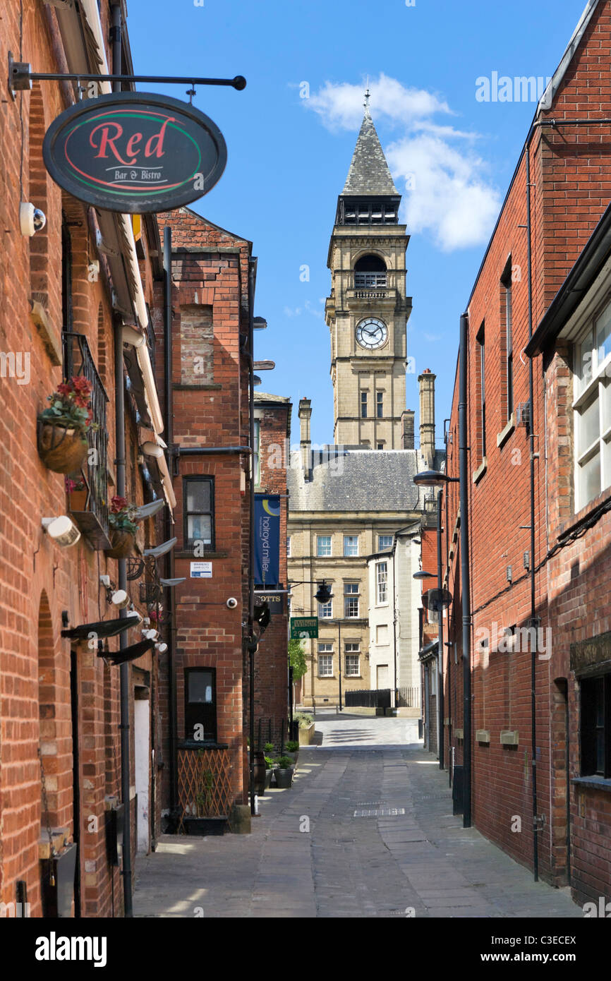 Vista de la torre del reloj del Ayuntamiento de George y Crown Patio, Barrio Cívico, Wakefield, West Yorkshire, Reino Unido Foto de stock