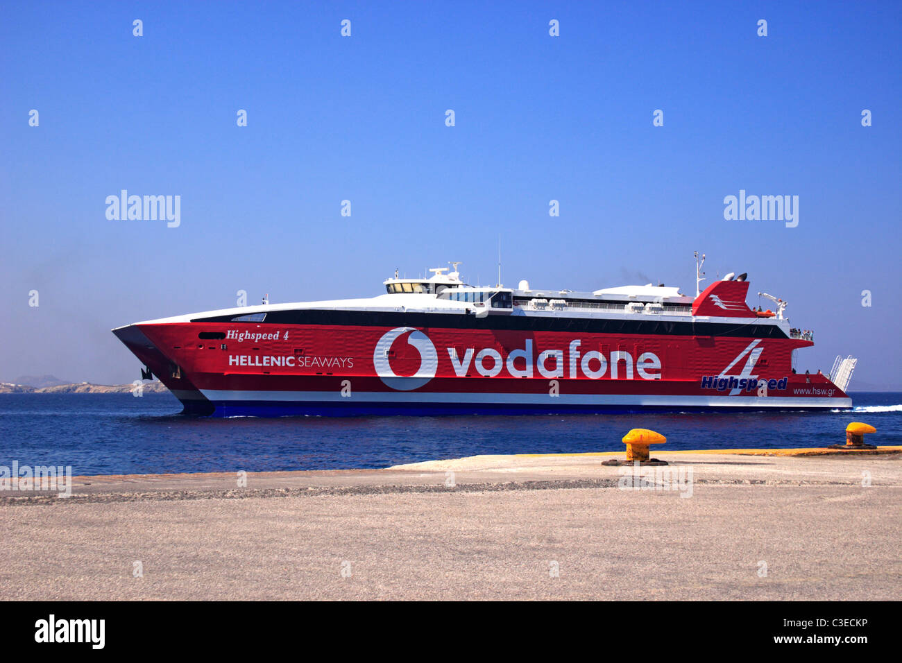 Ferry de Alta Velocidad Vodaphone saliendo del Puerto de Mykonos Grecia UE EUROPA Unión Europea Foto de stock