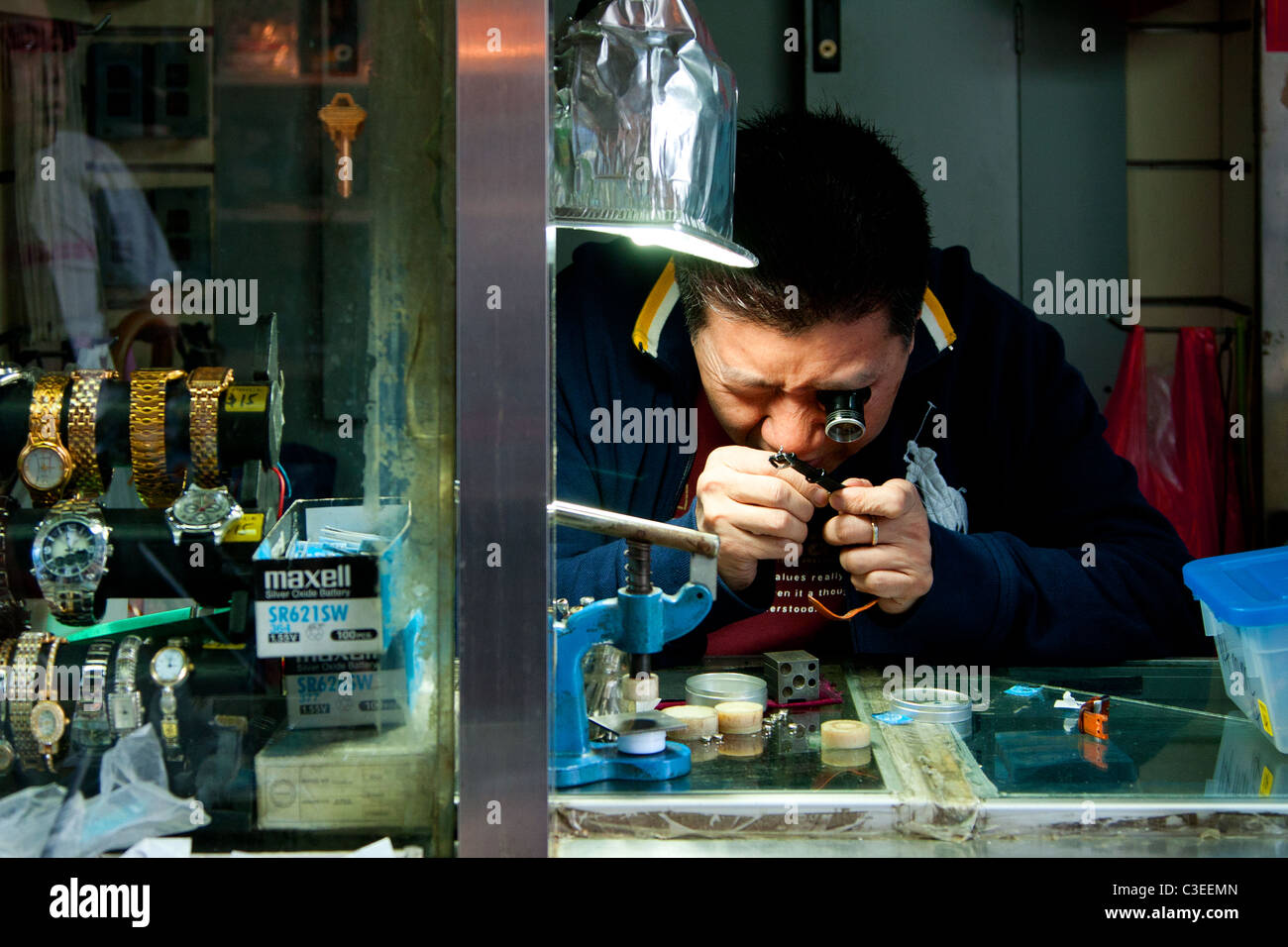 Hombre asiático reparación watch utilizando herramientas y lupa monocular  en frente de la calle tienda en Chinatown en Flushing Fotografía de stock -  Alamy
