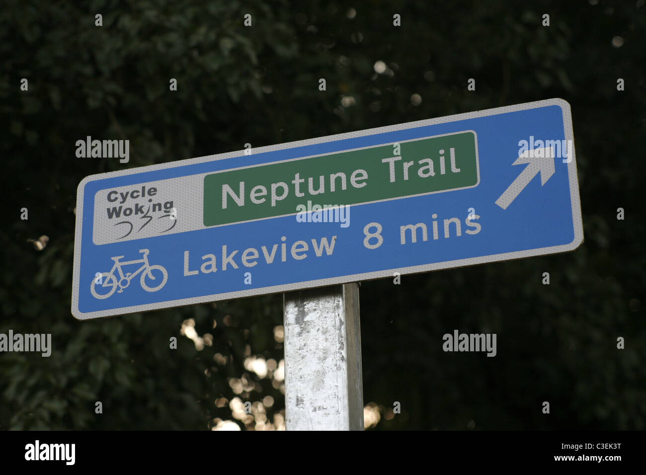 Ciclo de Woking Neptune Trail signpost en Surrey, Inglaterra Lakeview 8 mins. Foto de stock
