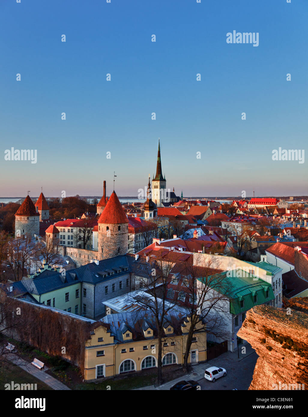 Estonia - La ciudad de Tallinn al amanecer. Foto de stock
