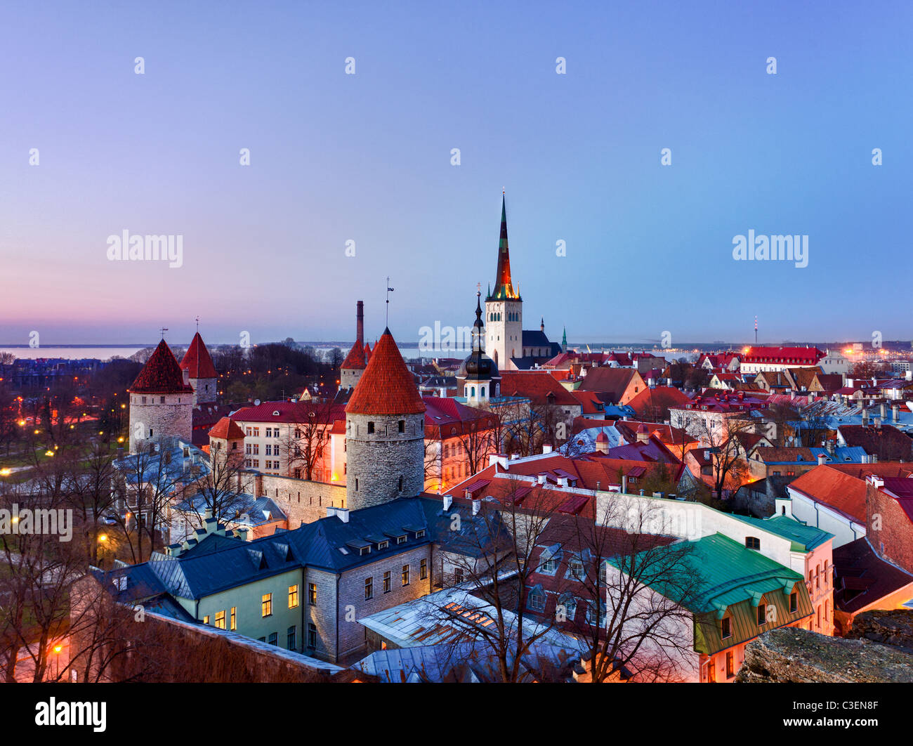 La capital de Estonia, Tallin es famosa por sus antiguas murallas de la ciudad del Patrimonio Mundial y calles empedradas. La ciudad vieja está rodeada por paredes de piedra y techos de tejas rojas y distintiva brilla al anochecer Foto de stock