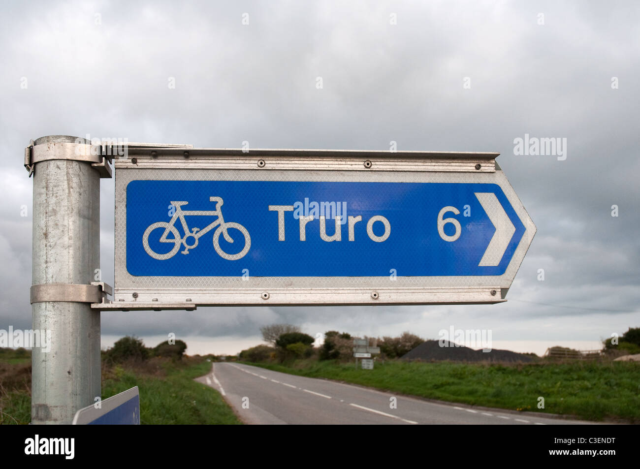 Un ciclo forma cantar marcador cerca de Truro en Cornualles, Reino Unido Foto de stock