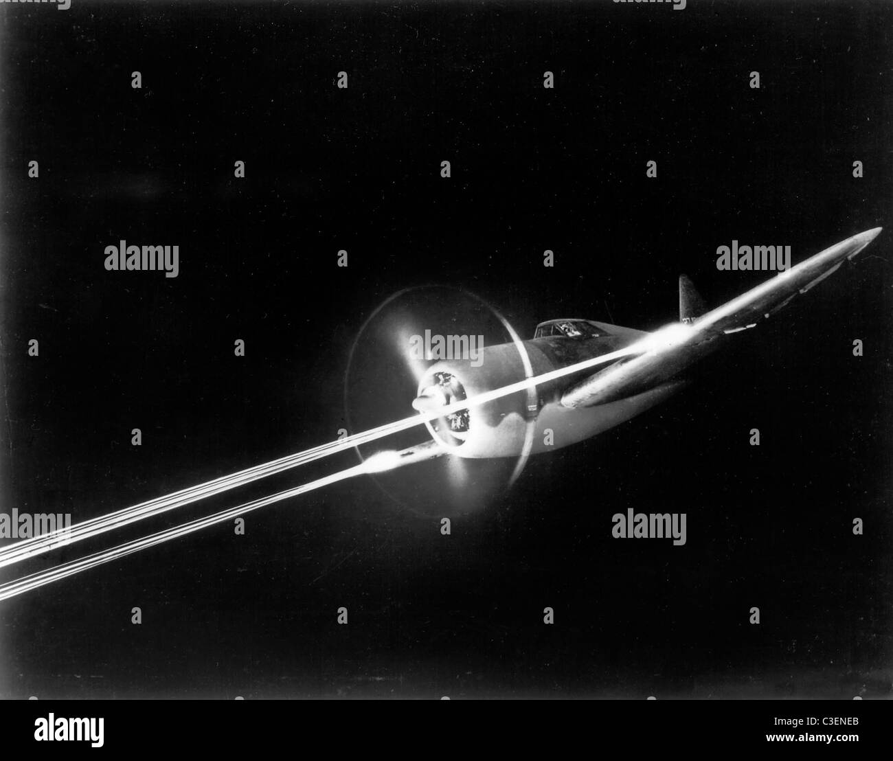 República aviones P-47. P-47 disparando sus ametralladoras M2 durante la noche tiro Foto de stock