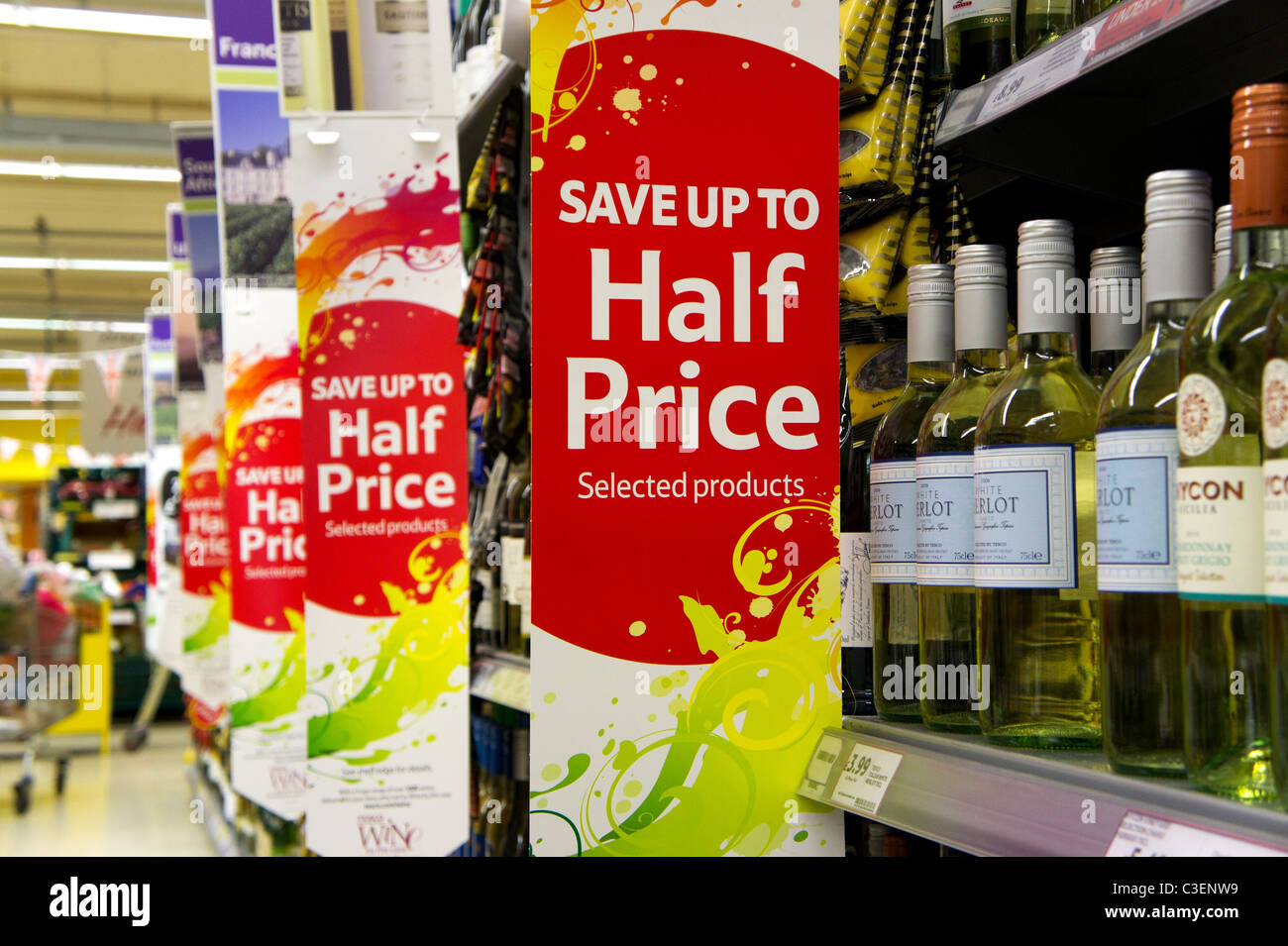 A mitad de precio oferta de vino en un supermercado británico Foto de stock