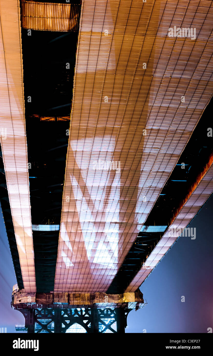 Foto nocturna bajo Manhattan Bridge Foto de stock