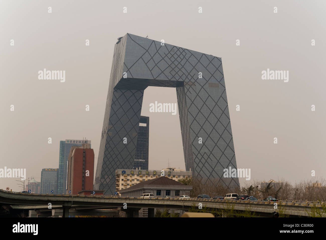 Estación de televisión CCTV HQ por Rem Koolhaas OMA Architecture Studio 2009, del Distrito Central de Negocios, Pekin, China, Asia. Foto de stock