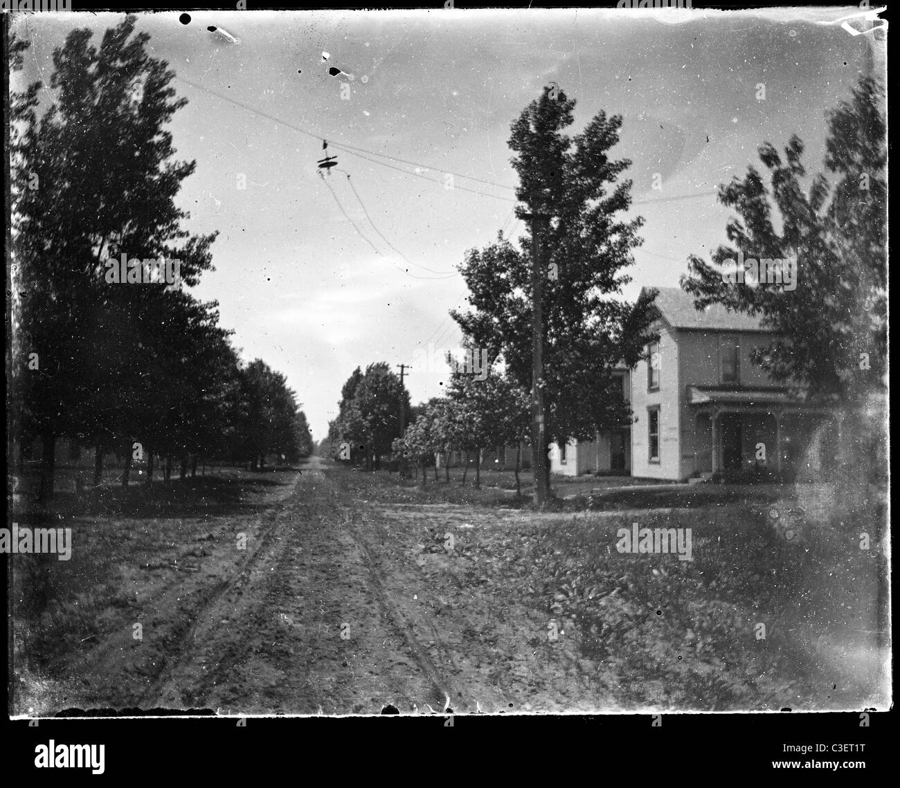 Calle vacía con el caballo y el buggy pistas pre-automóvil pequeño pueblo avenida principal del siglo XIX 1890 Foto de stock