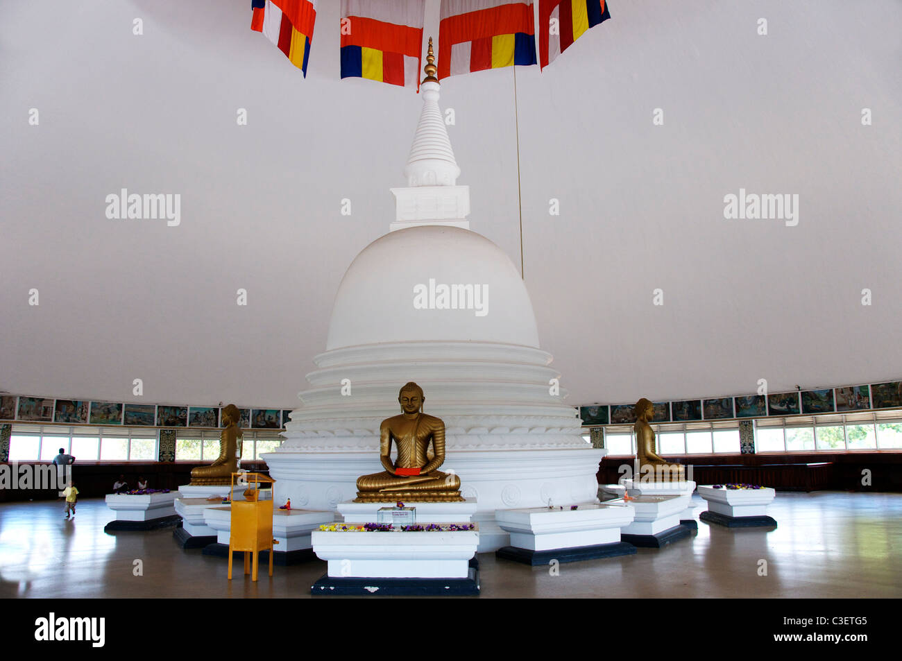 Stupa dentro Gangatilaka Vihara Kalu Ganga Costa Oeste de Sri Lanka Foto de stock