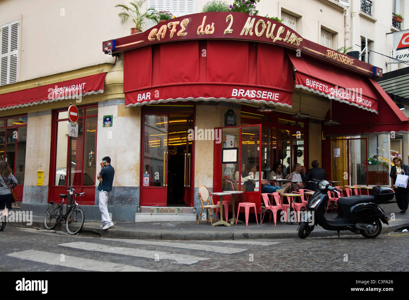 Des Deux Moulins cafe bar tabac presentados en la película Amelie Rue Lepic Montmartre Paris Francia 18e Foto de stock