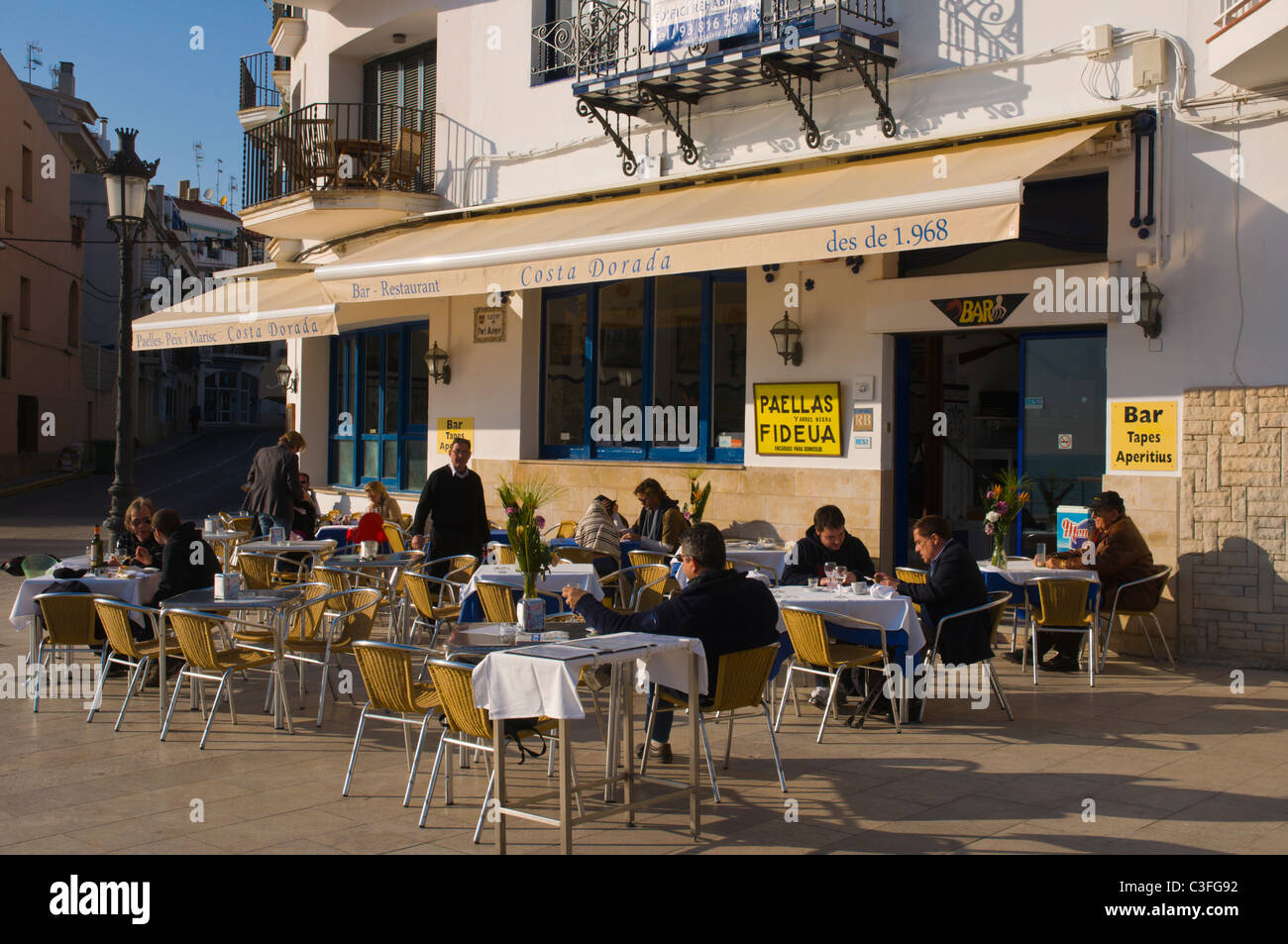 Restaurant costa dorada sitges fotografías e imágenes de alta resolución -  Alamy