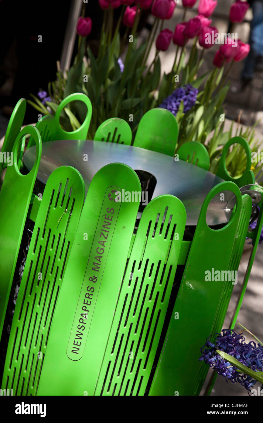 Papelera de reciclaje y flores, Herald Square Park, NYC Fotografía 