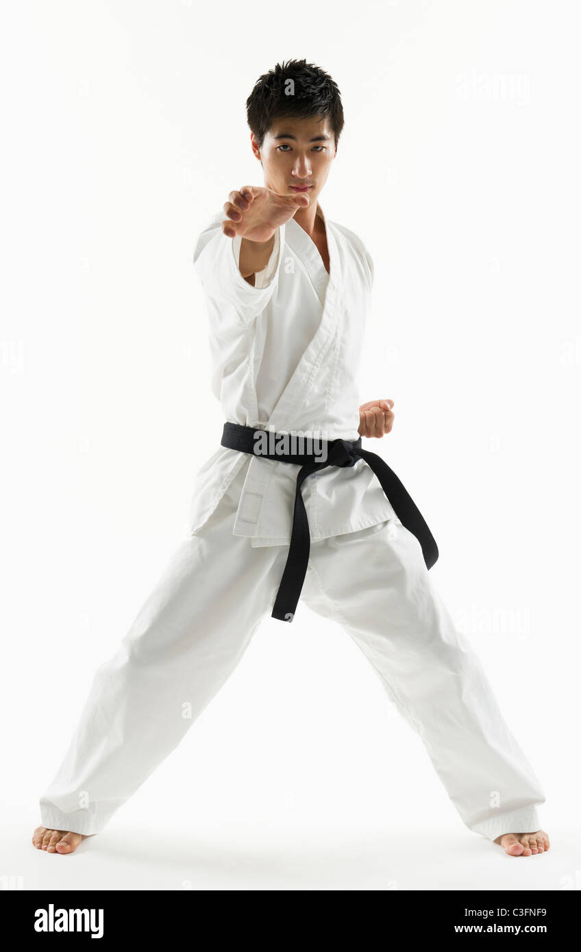 Cinturón negro masculino asiático practicar karate Fotografía de stock -  Alamy