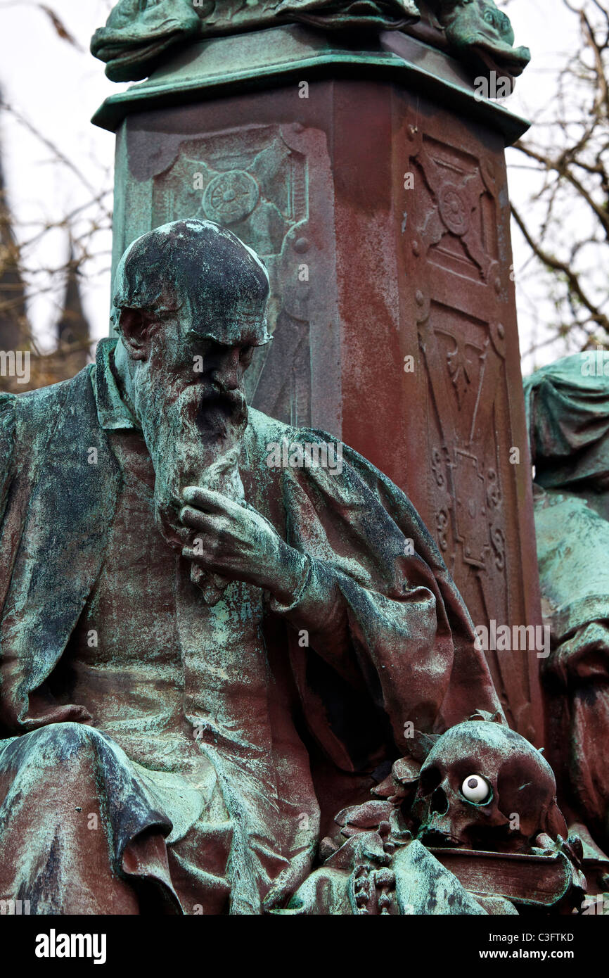 Filosofía e inspiración estatua en modo puente Kelvin, Glasgow, Escocia, Reino Unido Foto de stock