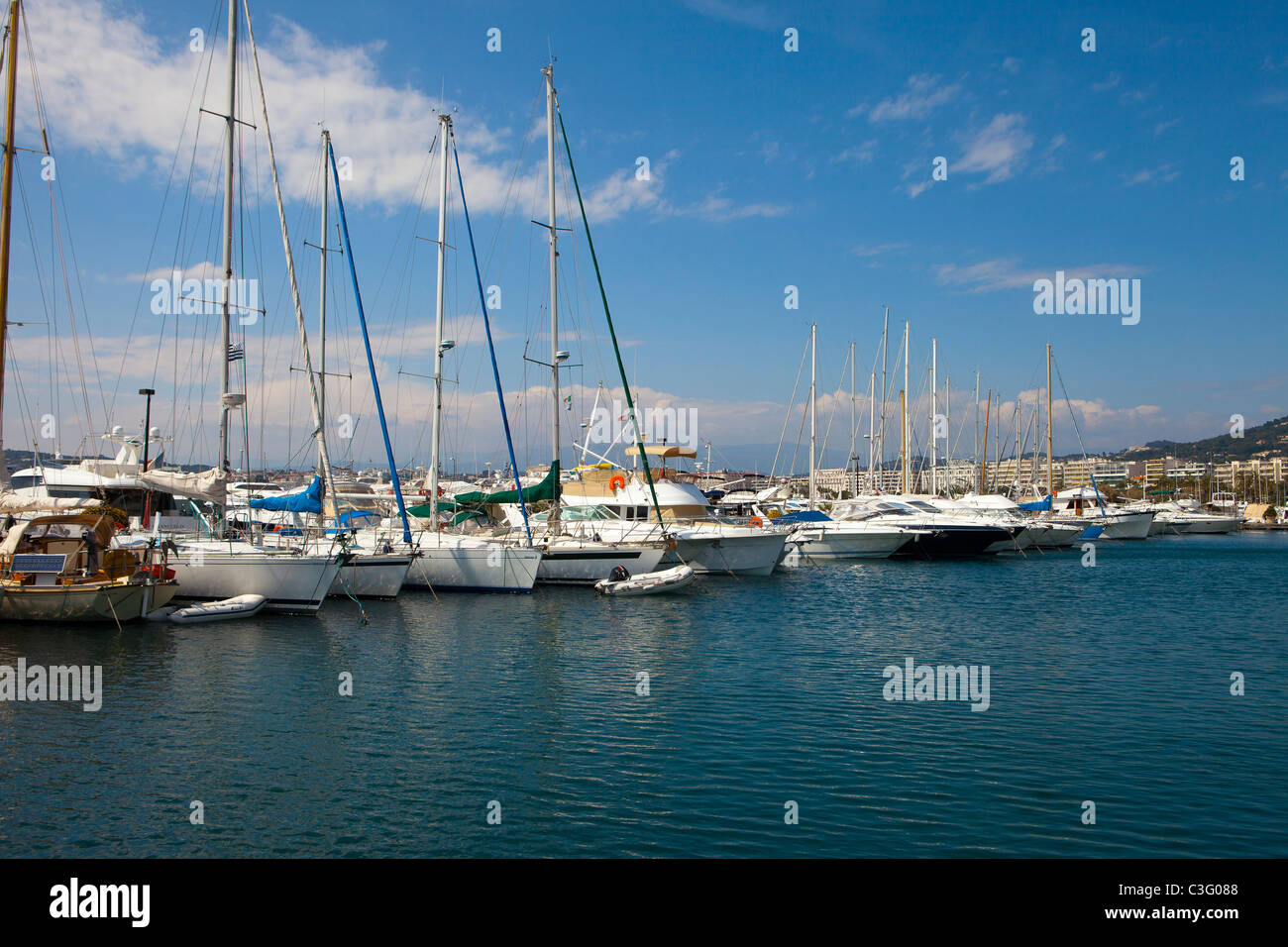 Vista de la marina/puerto en Cannes, al sur de Francia. Foto de stock