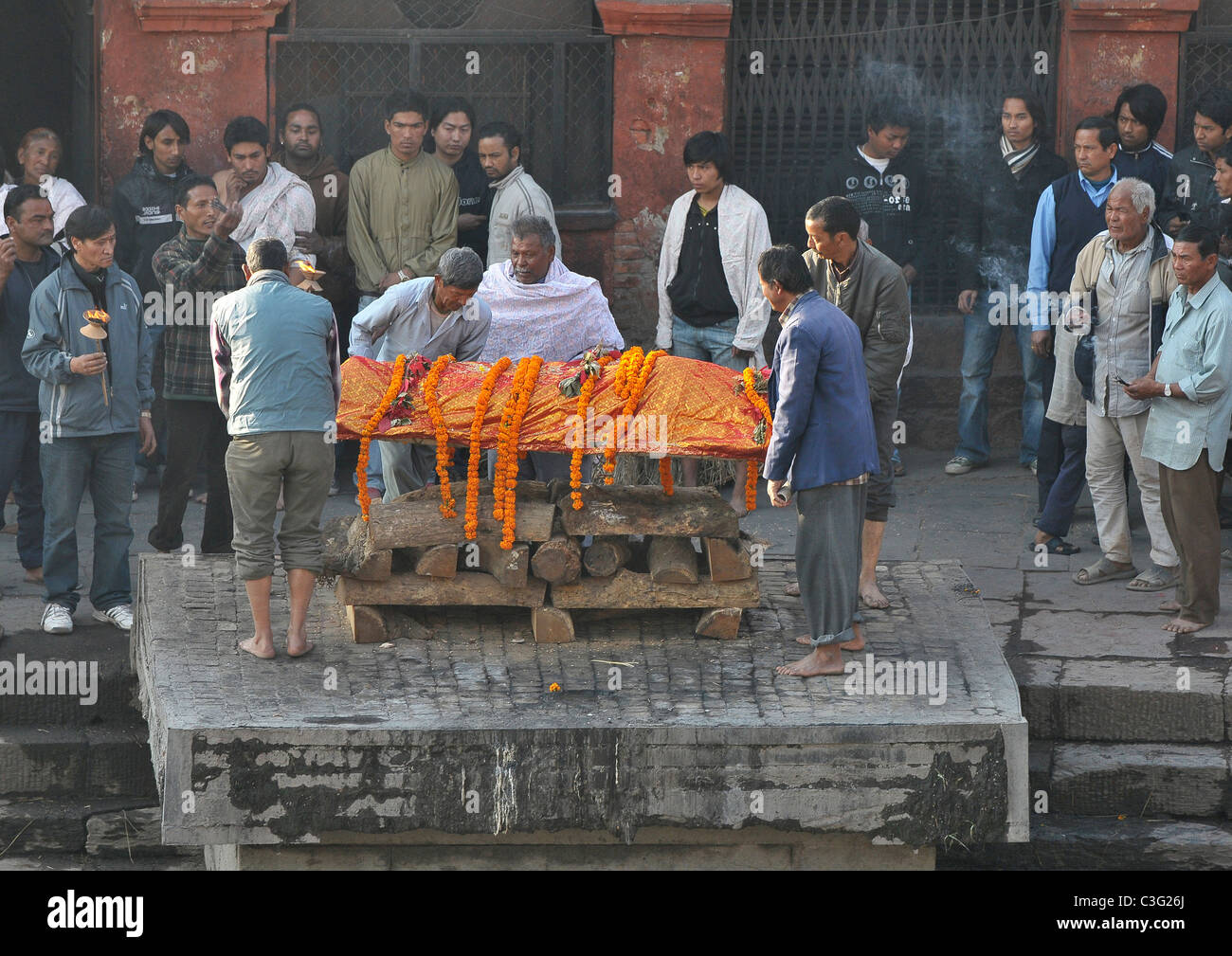 Un funeral tomando lugar en los ghats, en el templo de Pashupatinath en Katmandú, Nepal. Foto de stock