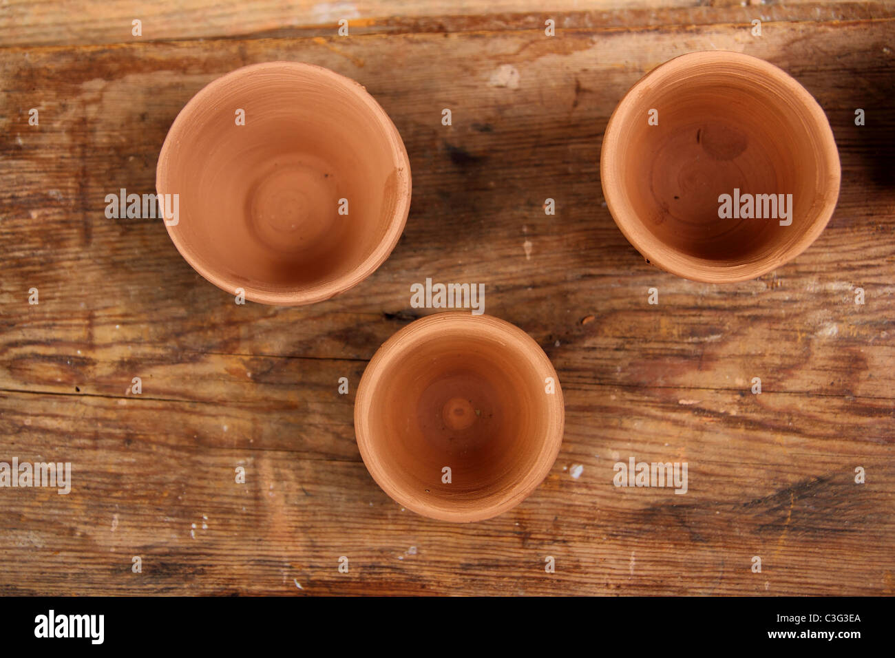 Artesanía cerámica de arcilla studio mesa de madera color cálido trabajo alfarero tradicional Foto de stock