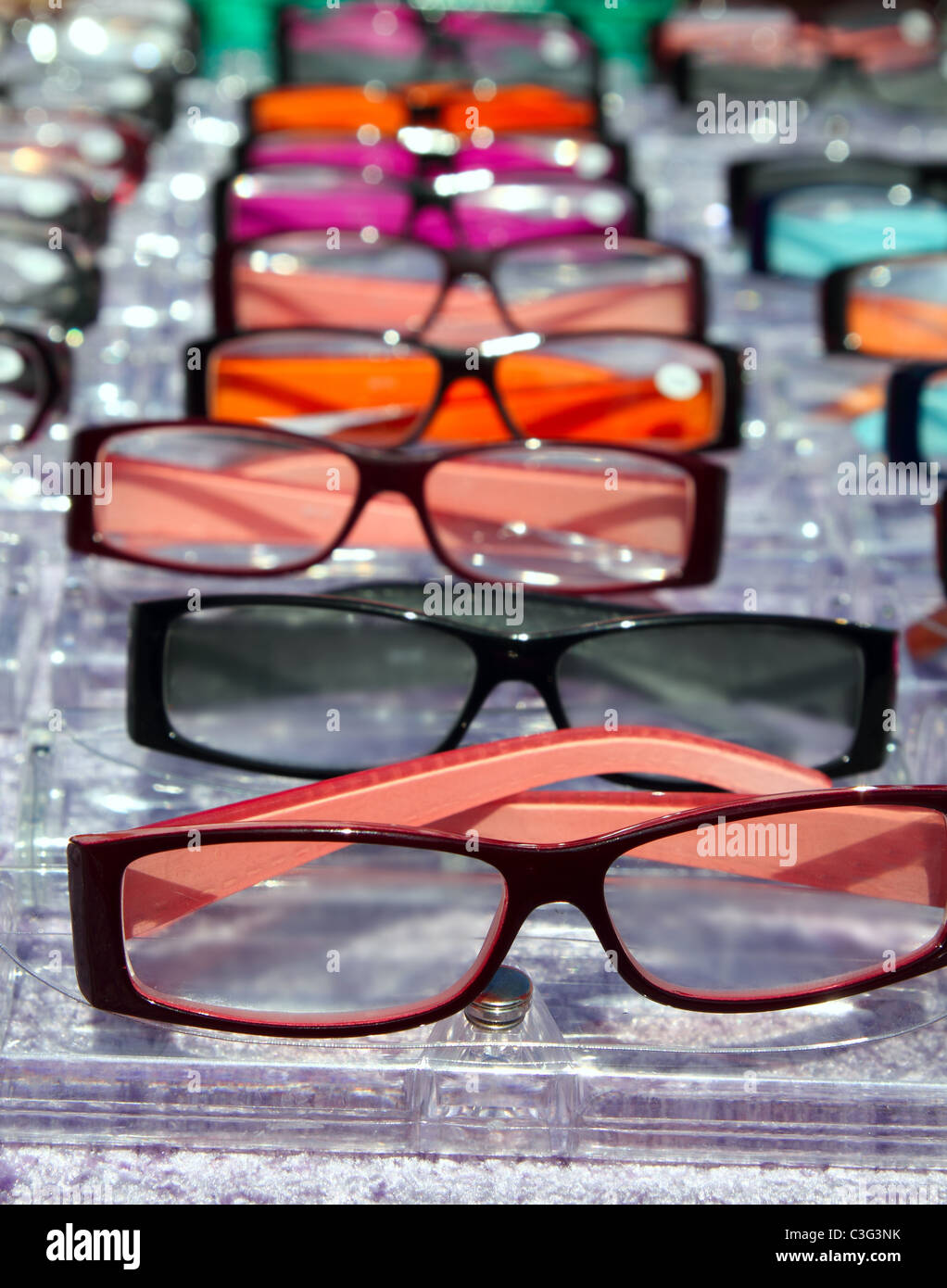 Gafas para ver de cerca en las filas muchas gafas shop Fotografía de stock  - Alamy