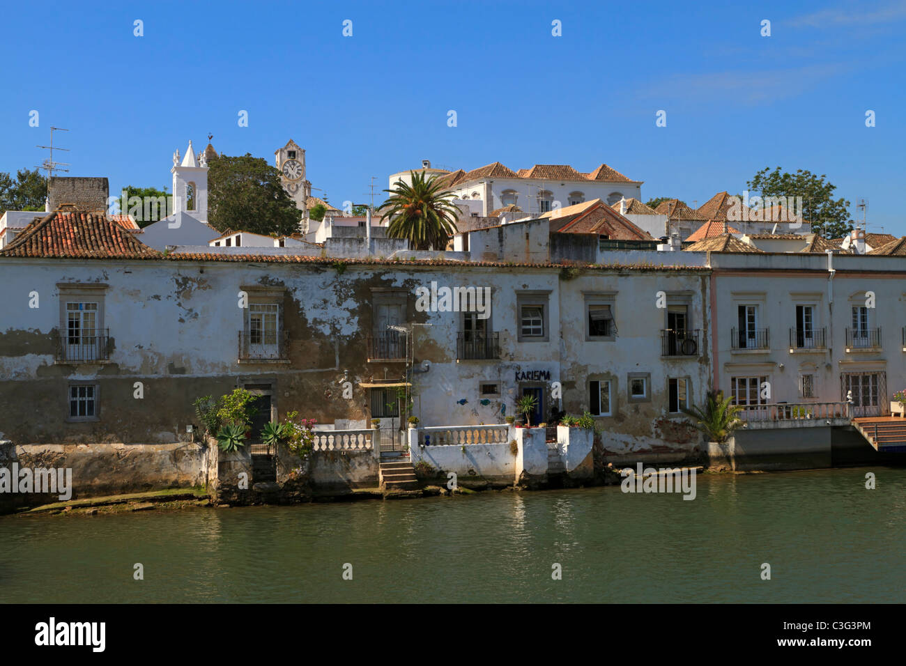 Waterfront pintorescas casas sobre el río Gilao en Tavira, Portugal. Foto de stock