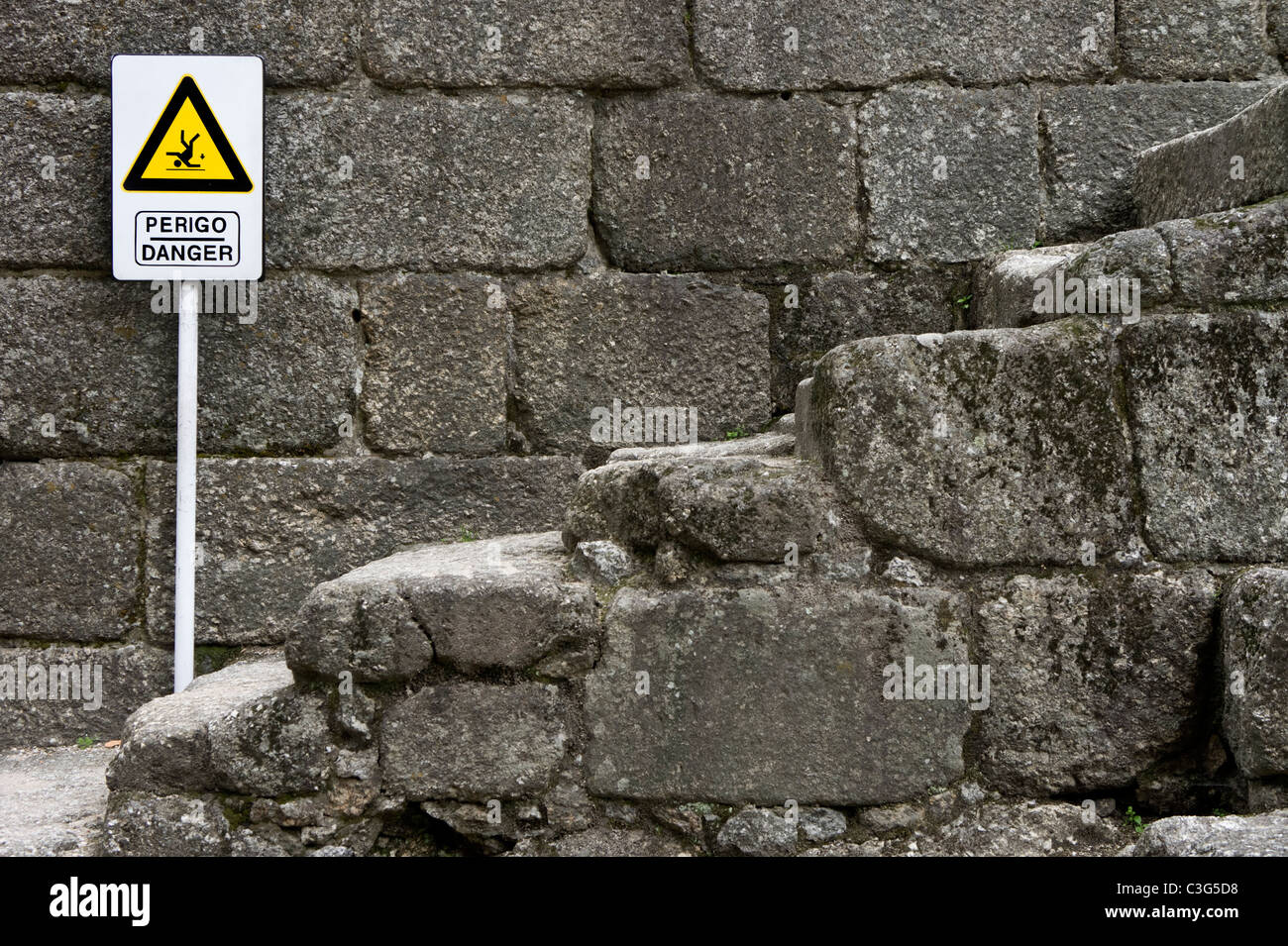 Escaleras peligrosas - perigo señal de peligro Foto de stock