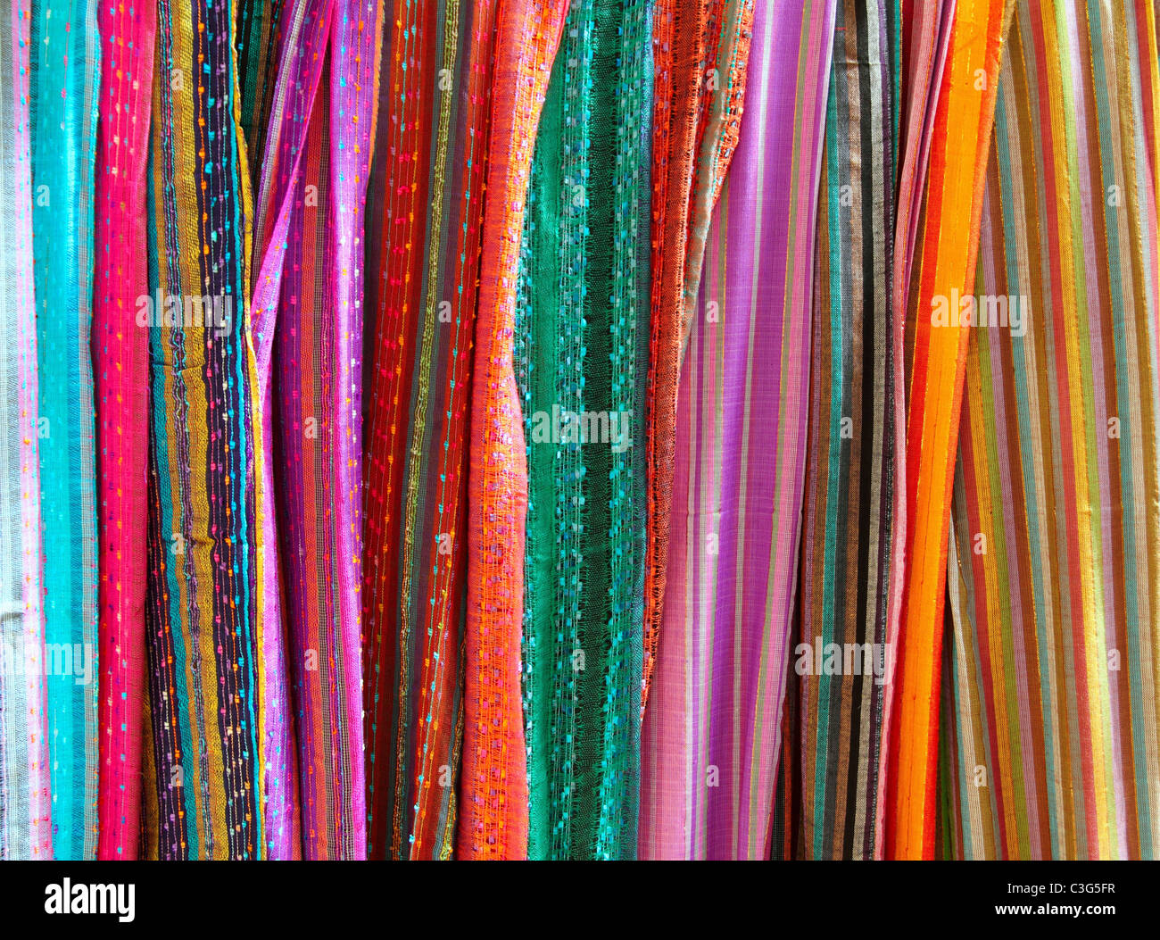 Indian bufanda de colores en una fila bufandas de rayas de colores vivos  Fotografía de stock - Alamy