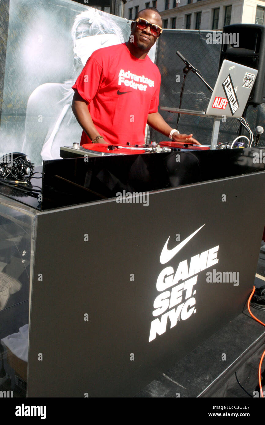 DJ M.O.S. Nike Tenis Juvenil celebrado en el reto de Nike ha elaborado el  reglamento cancha de tenis en el distrito de Flatiron, Nueva York  Fotografía de stock - Alamy